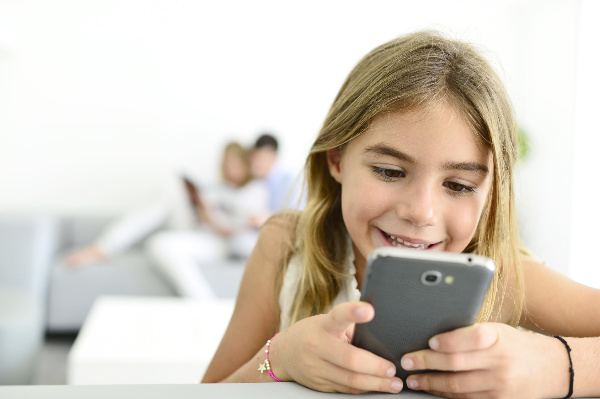 Malé dítě a mobilní telefon: Ano či ne?