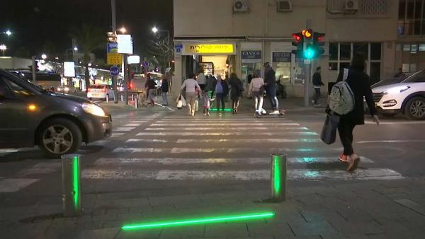 Speciální semafory mají v Tel Avivu snížit zranění kvůli smartphonům