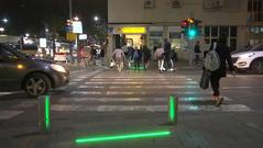 Speciální semafory mají v Tel Avivu snížit zranění kvůli smartphonům